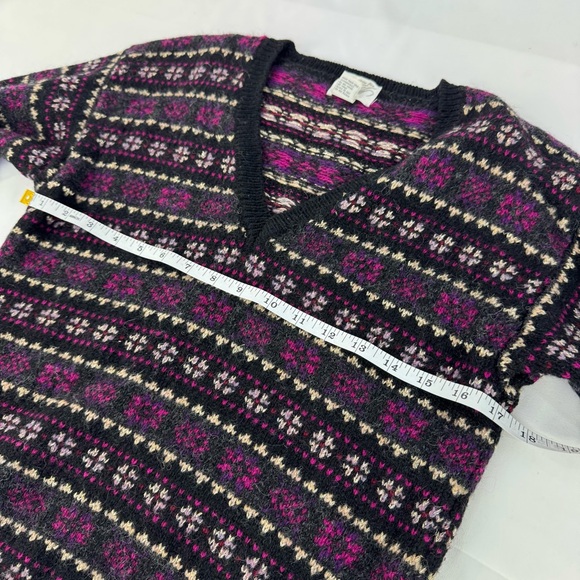 Lord & Taylor 100% Shetland Wool V-Neck Sweater Small, snowflake Fair Isle - Picture 8 of 11